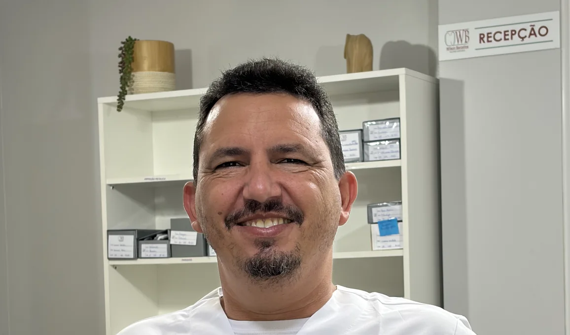 Wilson Barcellos, fundador do WB LAB, na recepção do laboratório