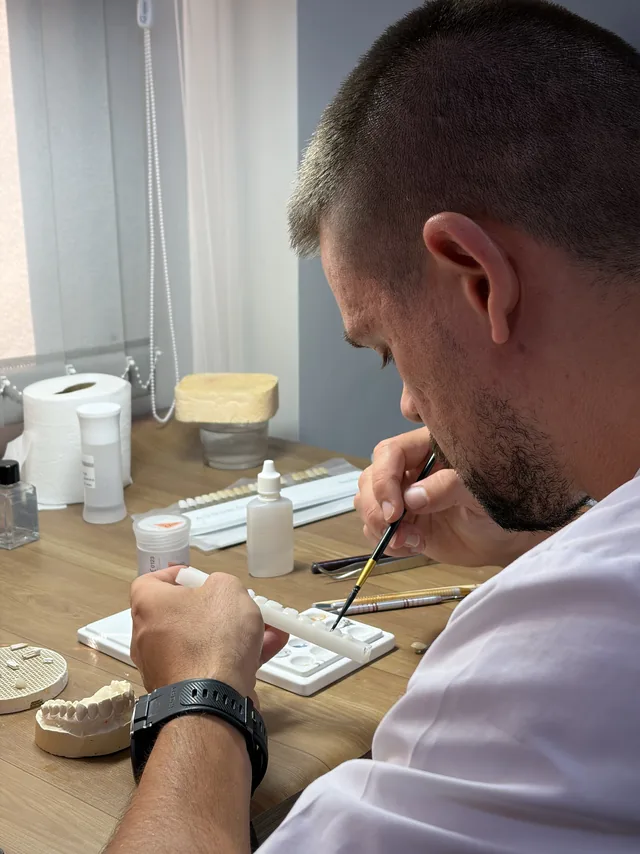 Técnico do WB LAB aplicando cerâmica em uma peça na bancada