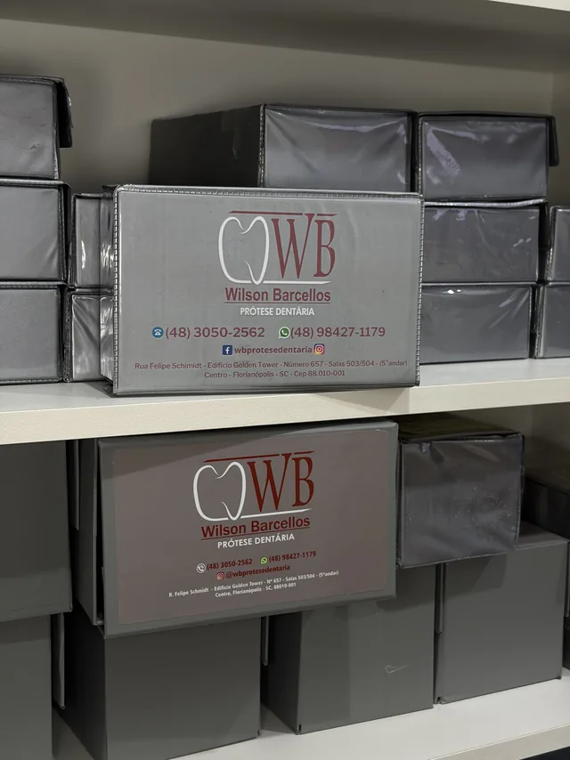 Casos organizados e identificados nas prateleiras do laboratório